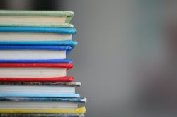 Stapel von Büchern mit buntem Einband