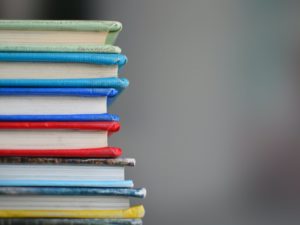 Stapel von Büchern mit buntem Einband