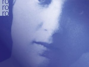 Natascha Wodin - Sie kam aus Mariupol (Buch) © Rowohlt-Verlag blauer Hintergrund, Portraitfoto einer jungen Frau von Anfang des 20. Jahrhunderts