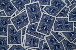 Blaue Rückseite von Spielkarten