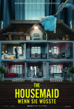 Puppenhaus mit Schauspieler*innen des Films 'The Housemaid'.