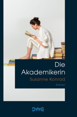 Frau sitzt lesend auf einem Stapel Bücher